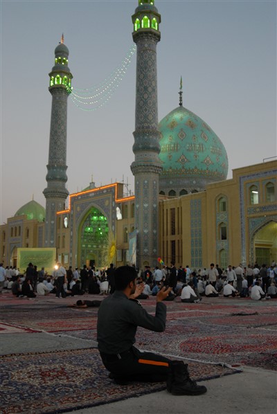 راز و نیاز در بیرون مسجد جمکران